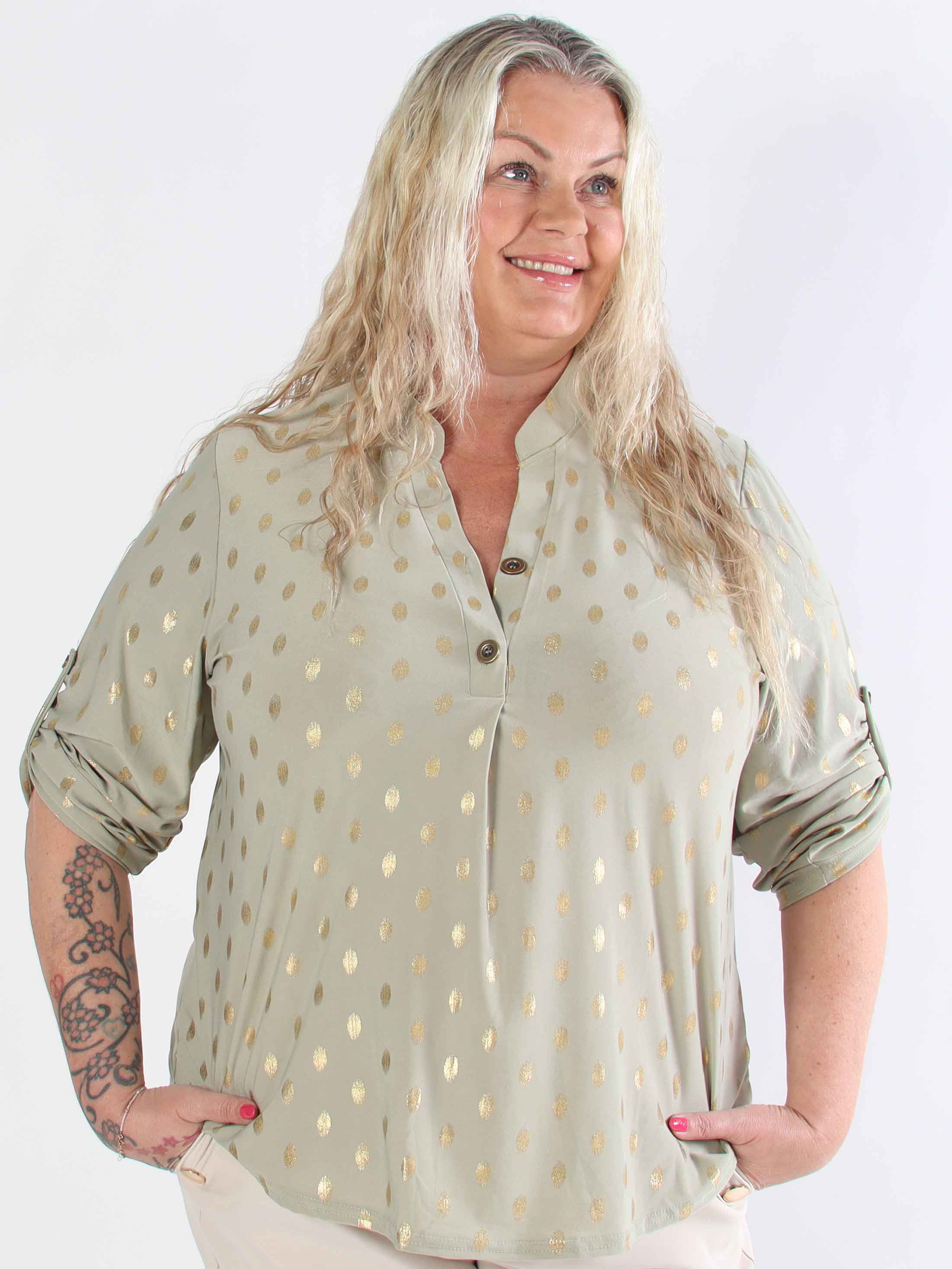 Ebba Gold Shirt - Elastisk plus size bluse med guld dutter